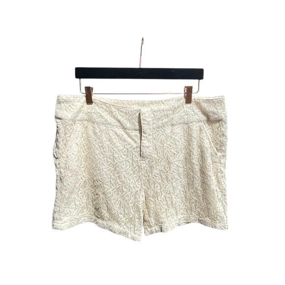 One 5 One Women Shorts Cream Color Size 14W - Picture 1 of 7